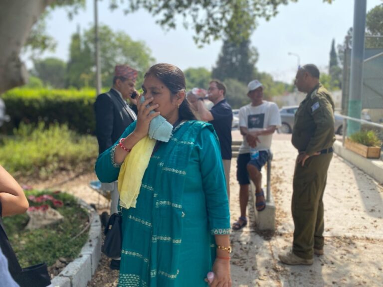 פדמה ג'ושי, אימו של החטוף ביפין ג'ושי בביקור בקיבוץ עלומים, ממנו נחטף (צילום: יהל פרג')