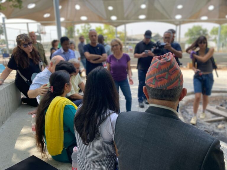 משפחתו של החטוף ביפין ג'ושי בביקור בקיבוץ עלומים. "כיתת הכוננות שלנו לא היתה מספיק גדולה כדי לסייע לכולם" (צילום: יהל פרג')