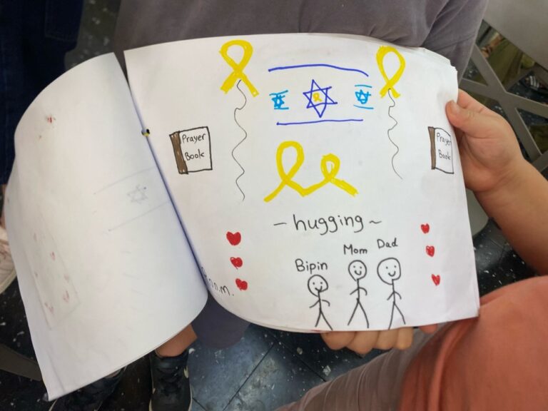 ציור שהכינו ילדי קיבוץ עלומים לאימו ואחותו של החטוף ביפין ג'ושי (צילום: יהל פרג')