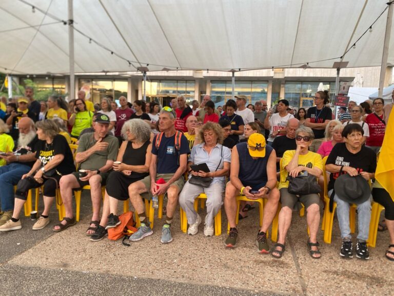 נערכים לפתיחת יום העצירה בכיכר החטופים (צילום: יהל פרג')