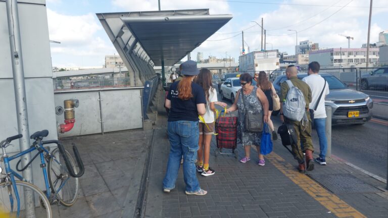 חברי 'דרור ישראל' מחלקים סרטים צהובים בכניסה לרכבת ההגנה (צילום: מיכל מרנץ)