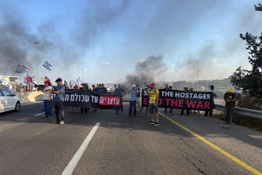 פעילי מחאה להשבת החטופים חוסמים את כביש 1 במהלך יום העצירה (צילום: ר.ב.)