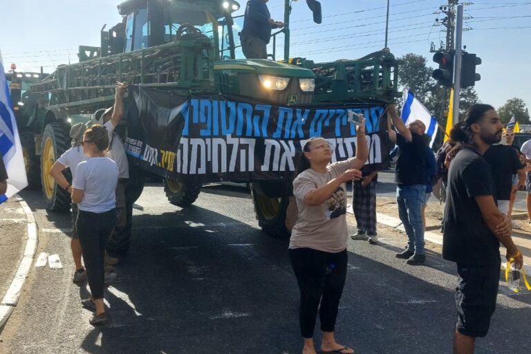 כלים חקלאיים מצטרפים למחאה בצומת שער הנגב ביום העצירה להשבת החטופים (צילום: השיימוש נעשה בהתאם להוראות סעיף 27א' לחוק זכויות יוצרים)