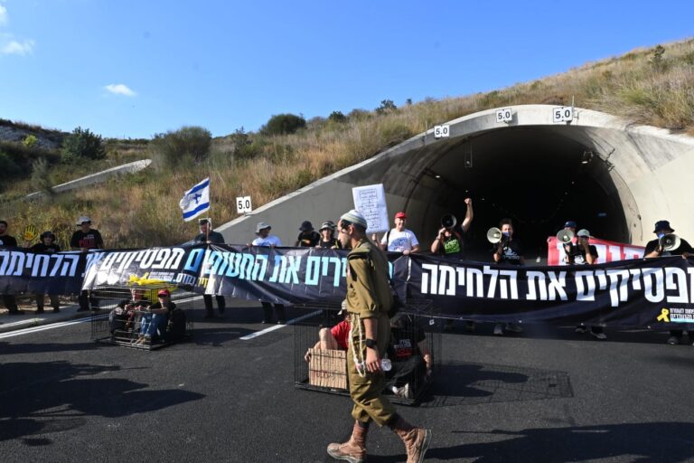 חסימת כביש 6 בצומת תל קשיש, בפתח יום העצירה להשבת החטופים (צילום: אלון בנקי)