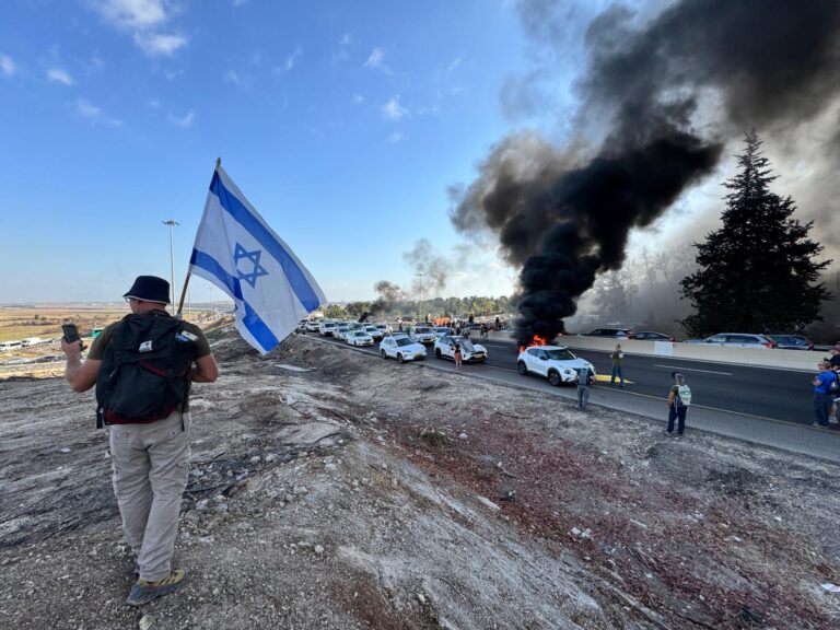 חסימת כביש 1 לשני הכיוונים ליד לטרון (צילום: ידין גלעדי)
