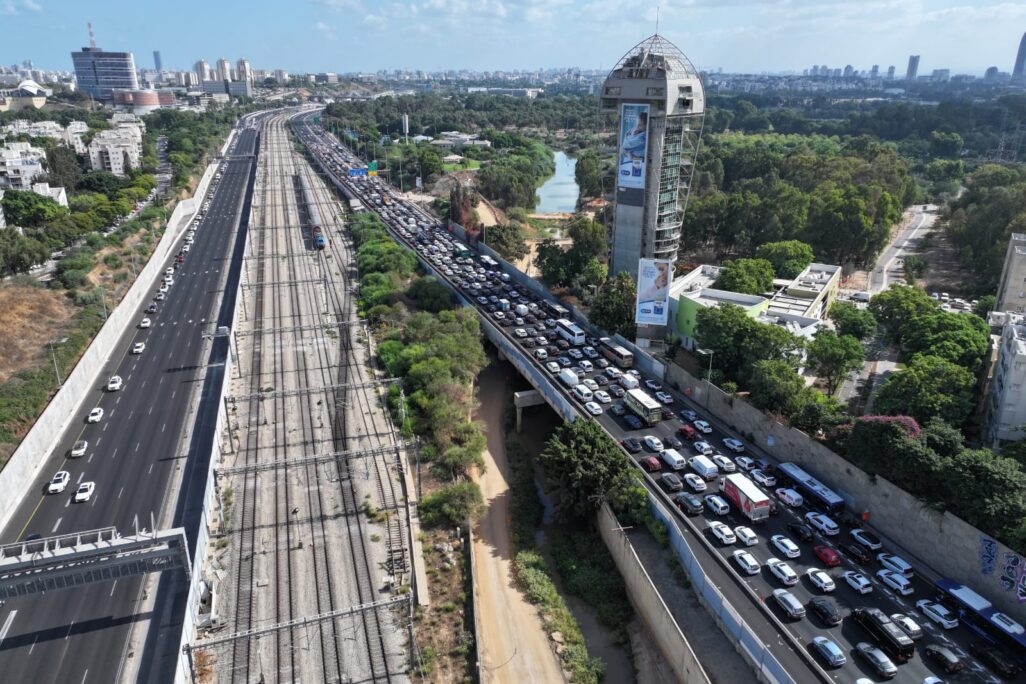 חסימת נתיבי איילון באזור מחלף רוקח בתל אביב, במסגרת מחאת יום העצירה להשבת החטופים וסיום המלחמה (צילום: יאיר פלטי)