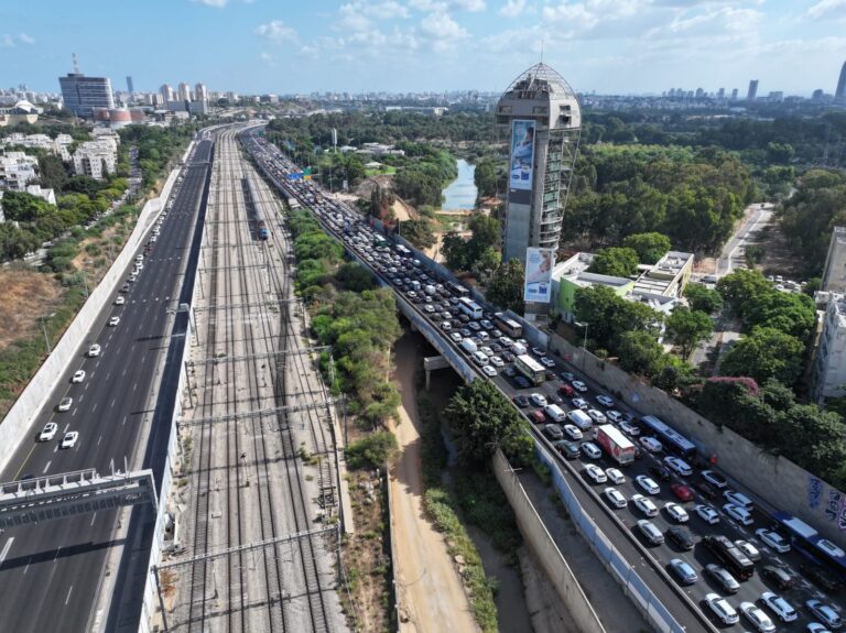חסימת נתיבי איילון באזור מחלף רוקח בתל אביב, במסגרת מחאת יום העצירה להשבת החטופים וסיום המלחמה (צילום: יאיר פלטי)
