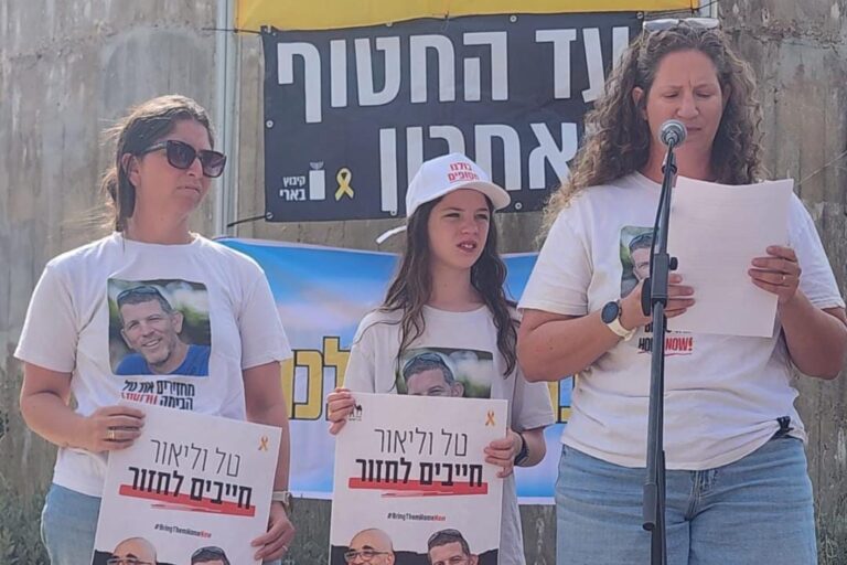 אלה חיימי (מימין), אשתו של החטוף טל חיימי, באירועי יום העצירה בקיבוץ בארי (צילום: מועצת אוקטובר)