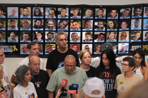 יו"ר ההסתדרות ארנון בר דוד בכיכר החטופים (צילום: דוד טברסקי)