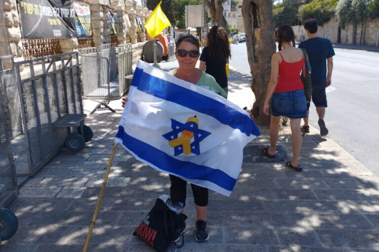אנאבל הרציגר במאהל המחאה בירושלים. "איך אנחנו יכולים להתלונן שמדינות העולם לא הפציצו את אושוויץ כשאנחנו לא עושים הכול כדי להציל אנשים מהעם שלנו?" (צילום: יובל לקח)