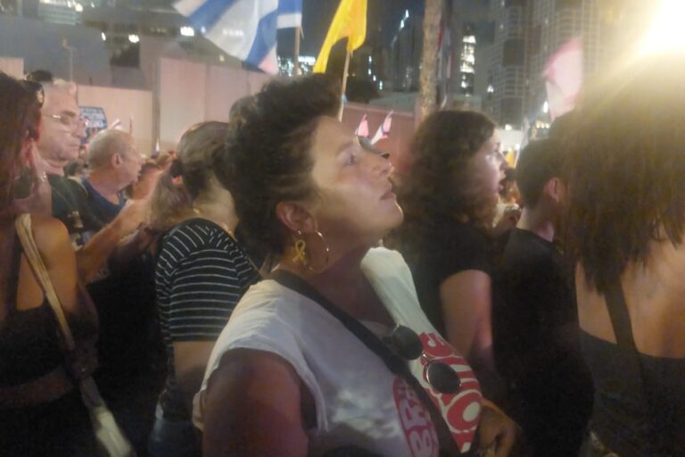 אביב טומי כרמי. "המדינה שלנו תופסת את עצמה כמי שאחראית להחזיר את התושבים שלה. וממשלת הימין לא עושה שום דבר שמאפשר את זה" (צילום: מיכל מרנץ)