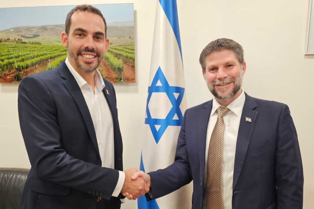 שר האוצר בצלאל סמוטריץ' וראש אגף התקציבים היוצא יוגב גרדוס (צילום: משרד האוצר) שר האוצר בצלאל סמוטריץ' וראש אגף התקציבים היוצא יוגב גרדוס (צילום: משרד האוצר)