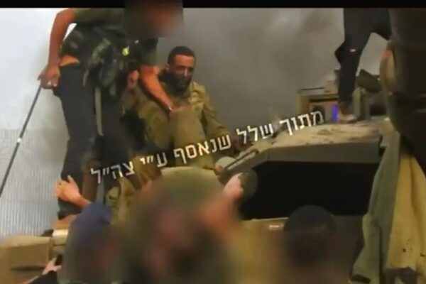 רגעי חטיפתו של נמרוד כהן ב-7 באוקטובר מגבול הרצועה (צילום: דובר צה״ל)