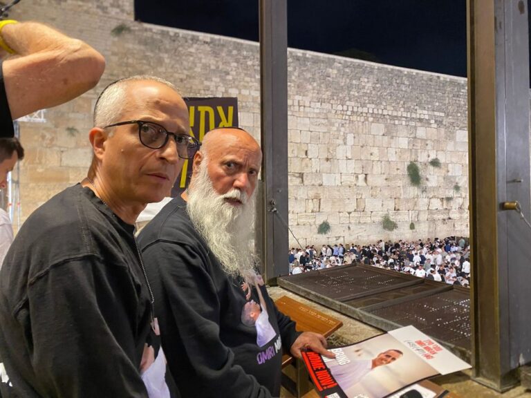 דני מירן (מימין), אביו של החטוף עמרי מירן, במעמד הסליחות בכותל המערבי (צילום: יהל פרג')