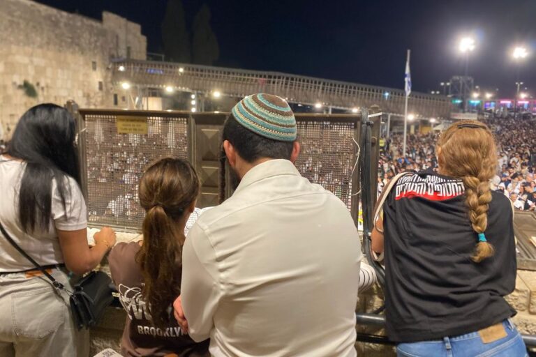 חבר הכנסת צבי סוכות (במרכז) עם קרובי משפחות החטופים במעמד הסליחות בכותל המערבי (צילום: יהל פרג')