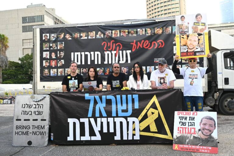 בני משפחות חטופים בהצהרה לפתיחת 'יום ההתייצבות' למען החטופים, בכיכר החטופים. מימין: יעקב בוחבוט, אביו של אלקנה בוחבוט; איציק הורן, אביו של איתן הורן; עינב צנגאוקר, אימו של מתן צנגאוקר; יהודה כהן, אביו של נמרוד כהן; וחגית ורובי חן, הוריו של איתי חן (צילום: אוריאל אבן ספיר)