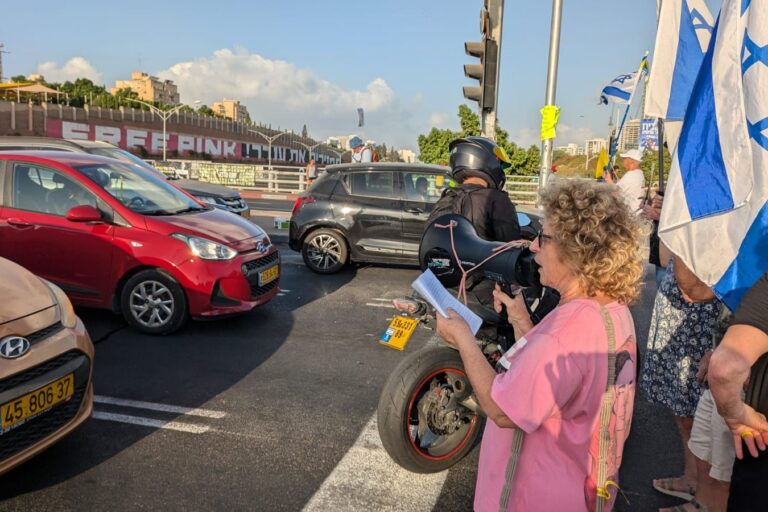 אביבה בכר בן חי, המחנכת של החטופה ענבר היימן בחטיבת הביניים. "פדיון שבויים זו היהדות האמיתית" (צילום: ניצן צבי כהן)
