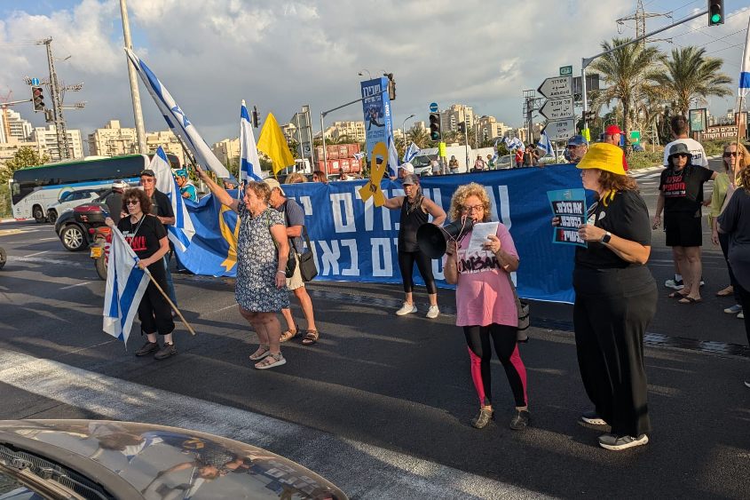 אביבה בכר בן חי, המחנכת של החטופה ענבר היימן בחטיבת הביניים, בהפגנת מחאה להשבת החטופים בצומת קריית אונו, בפתח אירועי "יום ההתייצבות" (צילום: ניצן צבי כהן) אביבה בכר בן חי, המחנכת של החטופה ענבר היימן בחטיבת הביניים, בהפגנת מחאה להשבת החטופים בצומת קריית אונו, בפתח אירועי "יום ההתייצבות" (צילום: ניצן צבי כהן)