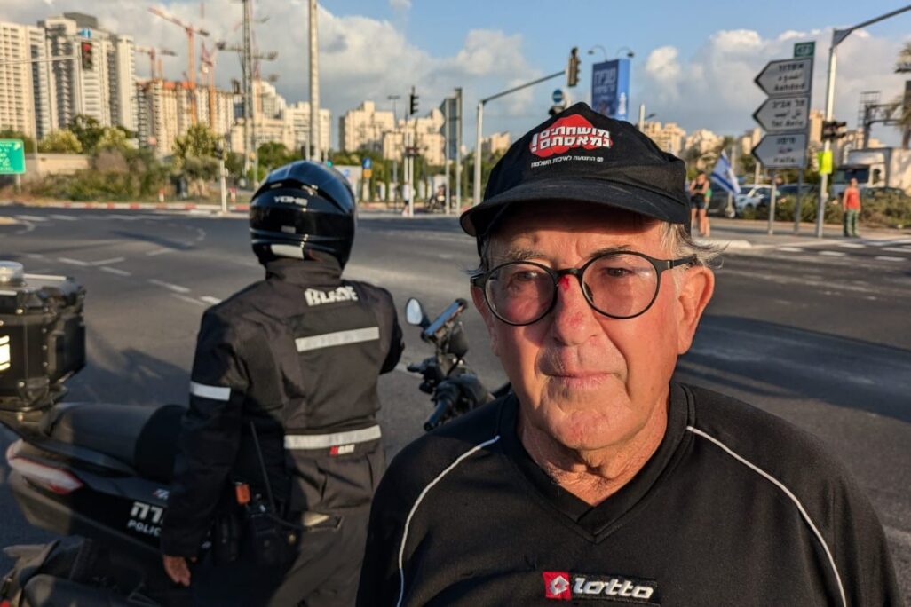 אלקנה טנא, שהותקף ונדרס כשהפגין להשבת החטופים בצומת קריית אונו (צילום: ניצן צבי כהן) אלקנה טנא, שהותקף ונדרס כשהפגין להשבת החטופים בצומת קריית אונו (צילום: ניצן צבי כהן)