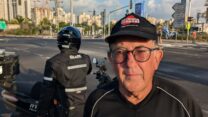 אלקנה טנא, שהותקף ונדרס כשהפגין להשבת החטופים בצומת קריית אונו (צילום: ניצן צבי כהן)