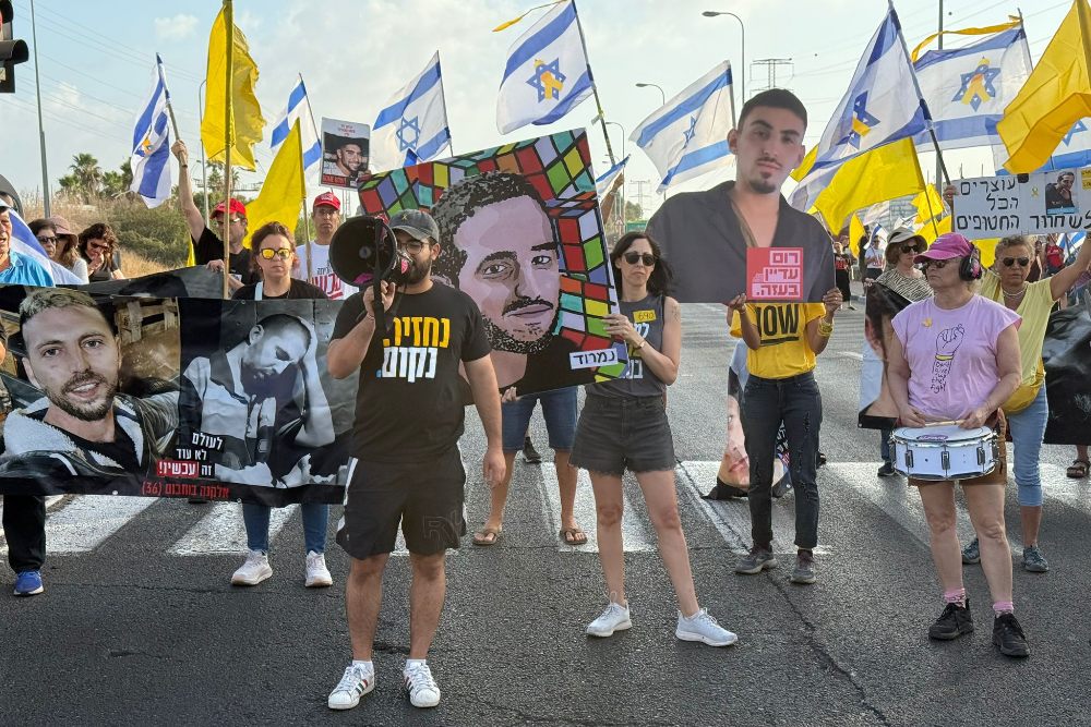 יותם כהן, אחיו של החטוף נמרוד כהן, בהפגנה להשבת החטופים בצומת נען על כביש 40 (צילום: מטה משפחות החטופים) יותם כהן, אחיו של החטוף נמרוד כהן, בהפגנה להשבת החטופים בצומת נען על כביש 40
(צילום: מטה משפחות החטופים)