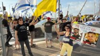 מפגינים להשבת החטופים בצומת עמיעד (צילום: קלין שפירא)