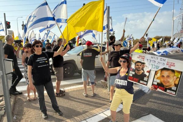 מפגינים להשבת החטופים בצומת עמיעד (צילום: קלין שפירא)