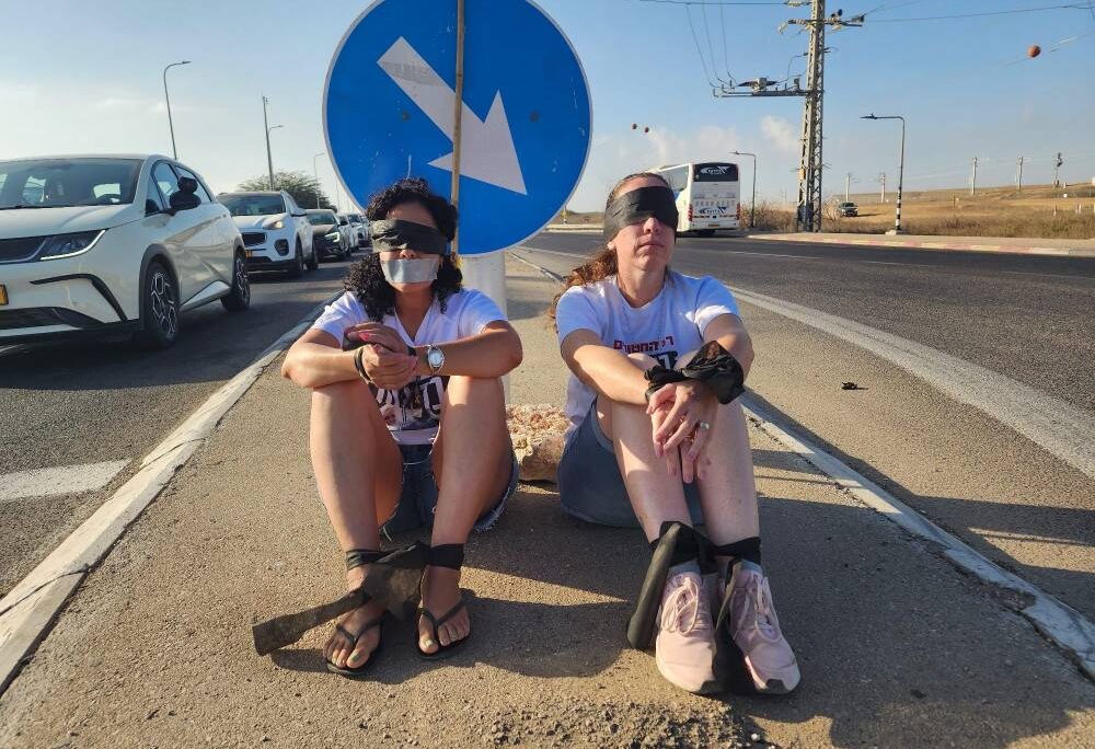 מפגינות להשבת החטופים בצומת שער הנגב (צילום: מטה משפחות החטופים) מפגינות להשבת החטופים בצומת שער הנגב (צילום: מטה משפחות החטופים)