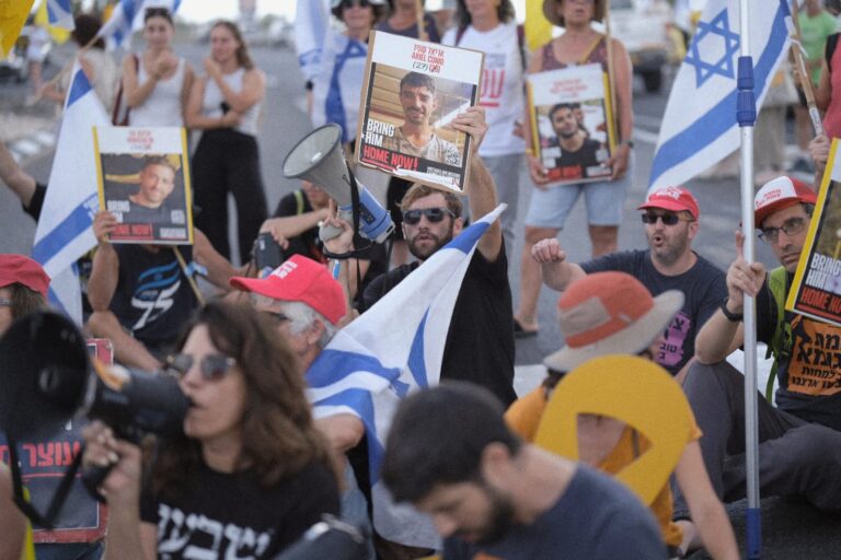 הפגנה להשבת החטופים בצומת עמיעד בגליל העליון (צילום: דוד טברסקי)