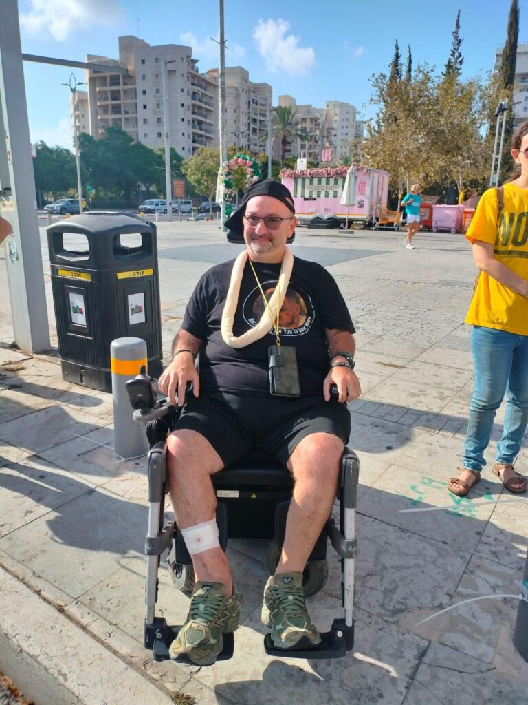 טל קופרשטיין, אביו של החטוף בר קופרשטיין, מפגין בחולון להשבת החטופים (צילום: מטה משפחות החטופים)