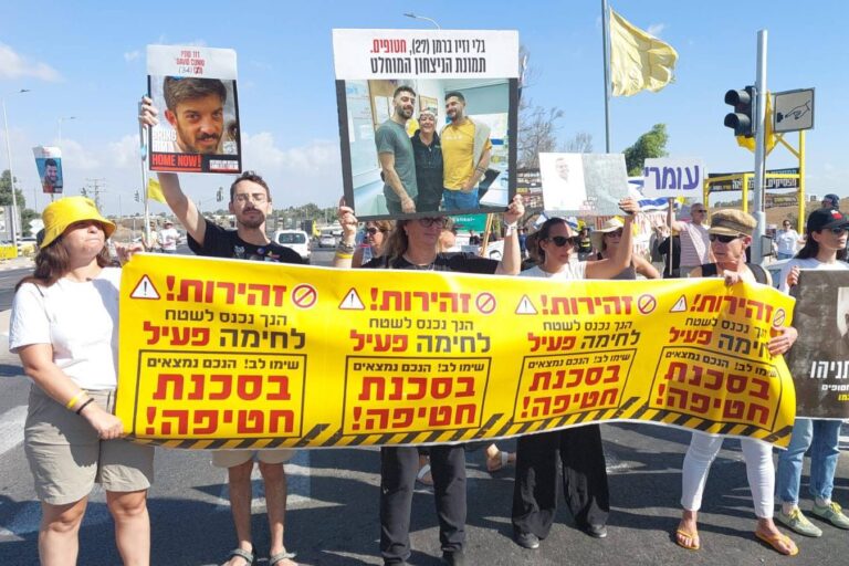 לישי לביא מירן (שלישית מימין), אשתו של החטוף עמרי מירן, ומכבית מאייר (רביעית מימין), קרובת משפחתם של החטופים גלי וזיו ברמן, בהפגנה להשבת החטופים בצומת שער הנגב (צילום: סיון ספיאלטר)