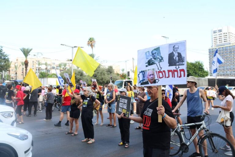 צעדת מחאה להשבת החטופים בשדרות אבן גבירול בתל אביב (צילום: דורון הבסי)