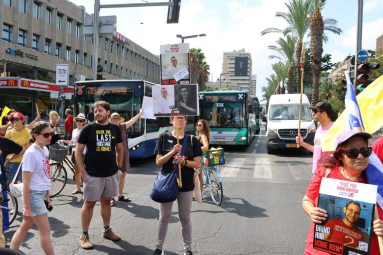 צעדת מחאה להשבת החטופים בשדרות אבן גבירול בתל אביב (צילום: דורון הבסי)
