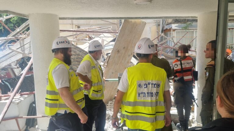 זירת קריסת הפיגומים בתל אביב (צילום: דוברות זק״א)