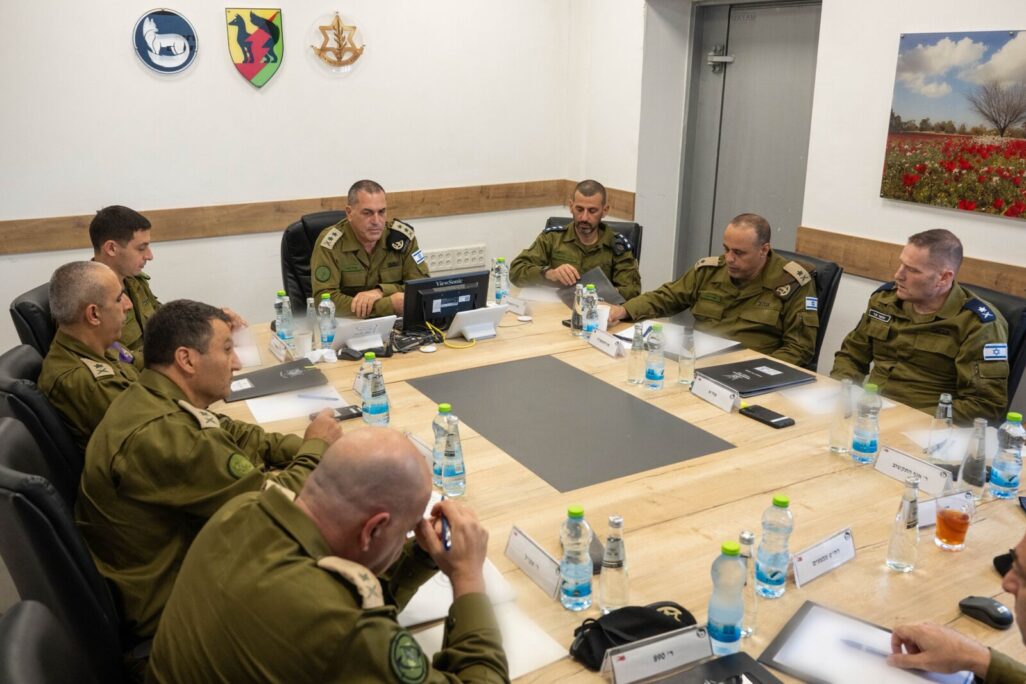 הרמטכ"ל אייל זמיר בהערכת מצב עם מפקדים בפיקוד הדרום (צילום: דובר צה"ל)