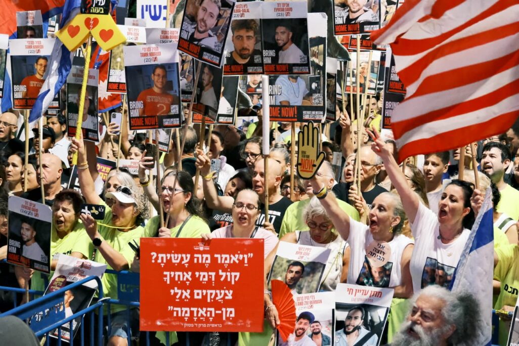 מפגינים בכיכר החטופים בתל אביב (צילום: אדר איל) מפגינים בכיכר החטופים בתל אביב (צילום: אדר איל)