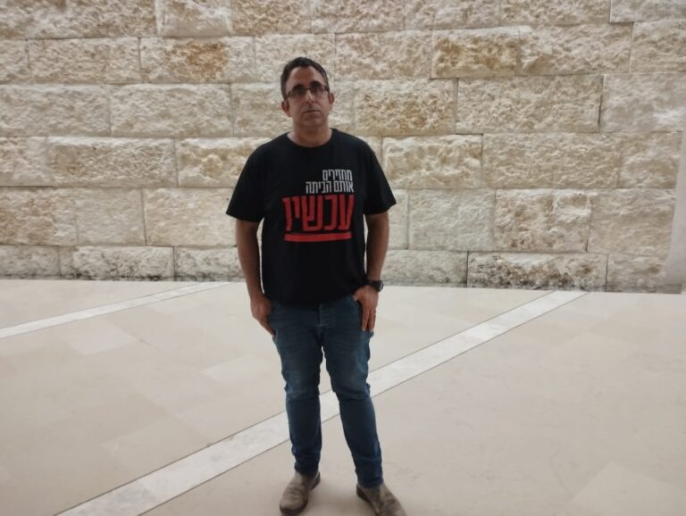 חבל נחל עוז אבישי אדרי ברחבת בית המשפט (צילום: יובל לקח)
