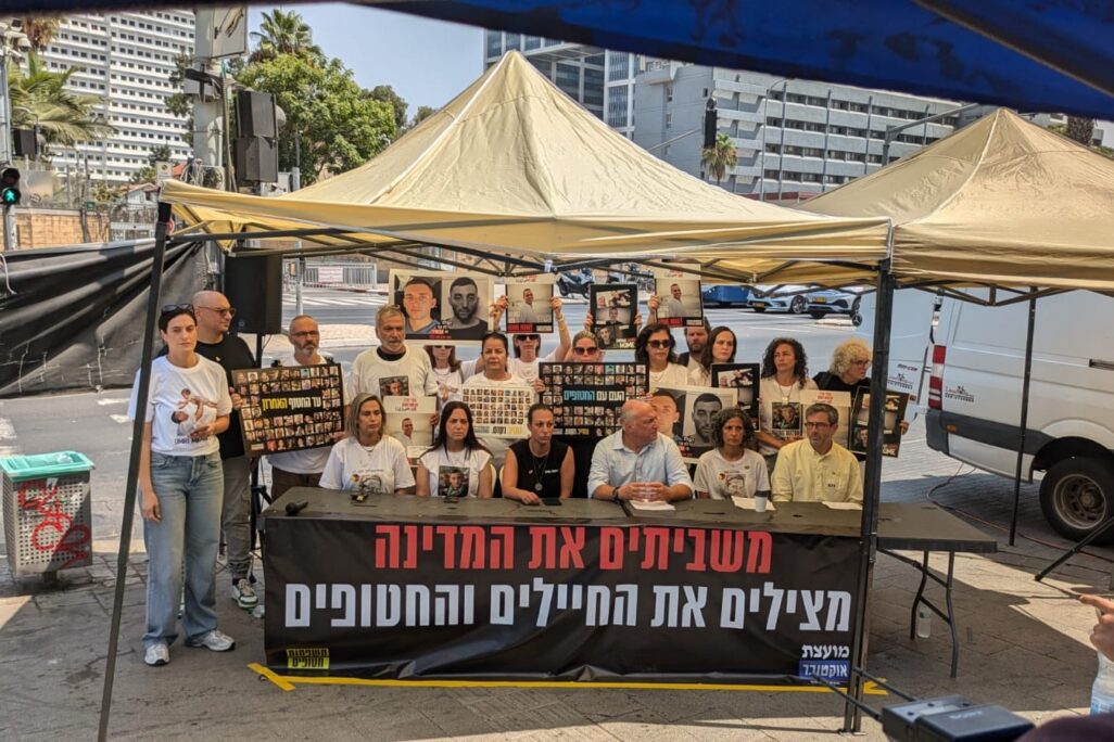 משפחות החטופים ומשפחות שכולות מפורום אוקטובר בהצהרה המשותפת (צילום: ניצן צבי כהן) משפחות החטופים ומשפחות שכולות מפורום אוקטובר בהצהרה המשותפת (צילום: ניצן צבי כהן)