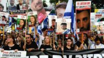 צועדים לעבר כיכר החטופים בתל אביב (צילום: דנור אהרון)