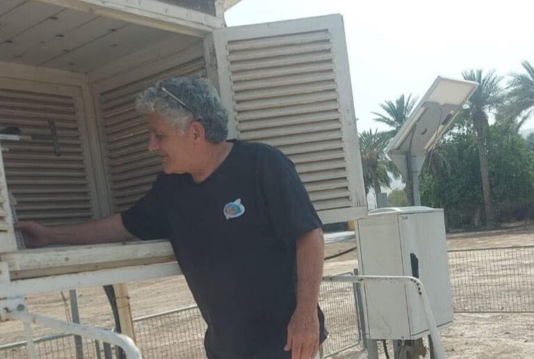 אבי סטרומה, המודד מטעם השירות המטאורולוגי בגלגל שבבקעת הירדן, שם נמדדו 49.3 מעלות (צילום: השירות המטאורולוגי)
