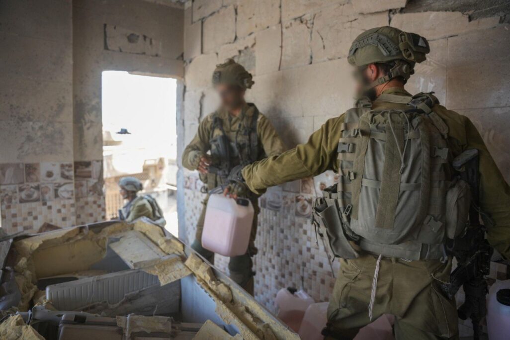 לוחמי גבעתי בפאתי העיר עזה (צילום: דובר צה"ל)