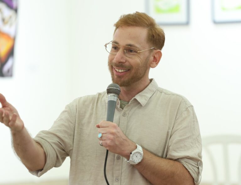 רז גלוזמן. "הכוונה כאן היא להציב רף מקצועי בגלריה, שמאפשר להכיר עוד חלקים של החברה הערבית הבדואית בנגב, שחלק גדול לא מכיר, לא נחשף אליו" (צילום: איוב אבו מדיעם)