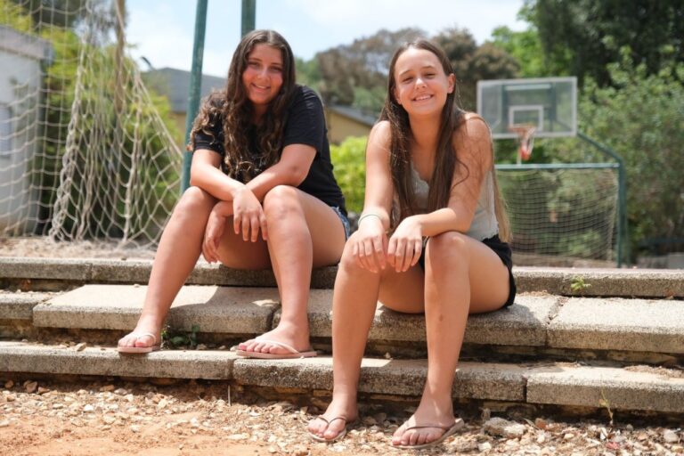 ענבר אלפסי (מימין) ועפרי הד (צילום: דוד טברסקי)