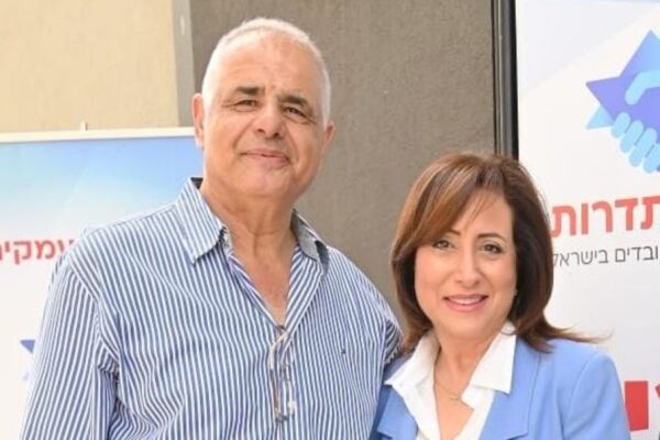 כנרת נחמן שלו, יו"ר ההסתדרות במרחב עמקים, ועבד אל-עזיז שלבי, רכז האיגוד המקצועי במרחב (צילום: מרחב עמקים)
