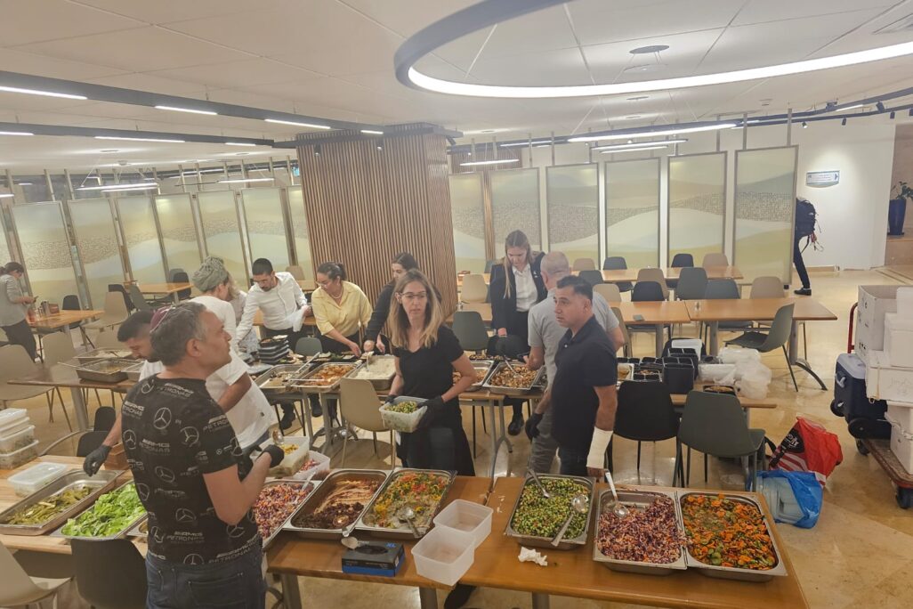 עובדי הכנסת אורזים מזון (צילום: ועד עובדי הכנסת)
