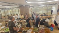 עובדי הכנסת אורזים מזון (צילום: ועד עובדי הכנסת)