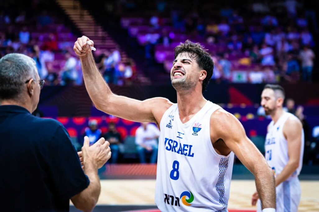 דני אבדיה בניצחון על צרפת (צילום: Fiba) דני אבדיה בניצחון על צרפת (צילום: Fiba)