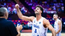 דני אבדיה בניצחון על צרפת (צילום: Fiba)