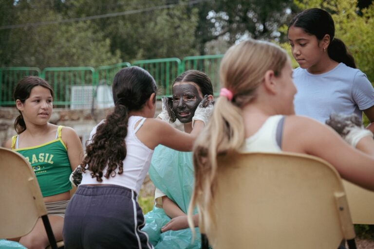 מסכות בוץ. הילדים מפעילים את התחנות בעצמם (צילום: דוד טברסקי)