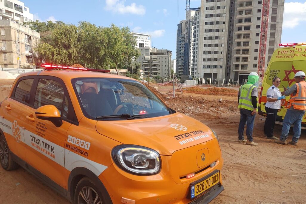 אתר הבנייה בפתח תקווה בו נפצע עובד מנפילת צינורות ברזל (צילום: איחוד הצלה סניף פתח תקווה)